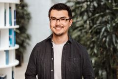Portrait eines jungen Mannes mit Brille und blauem Hemd