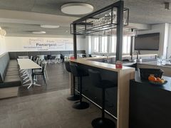 Thekenbereich und Blick in die Cafeteria