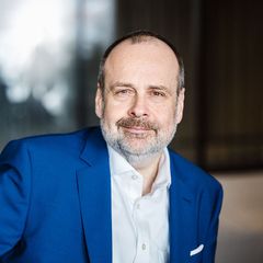 Foto von Timo Kob, Gründer von HiSolutions in blauem Anzug