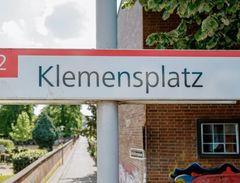 Foto der Haltestelle Klemensplatz, die eine gute Verbindung mit den öffentlichen Verkehrsmitteln bietet.