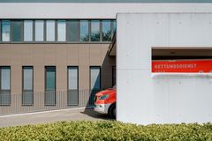 Ein Rettungswagen in der Einfahrt der Notaufnahme