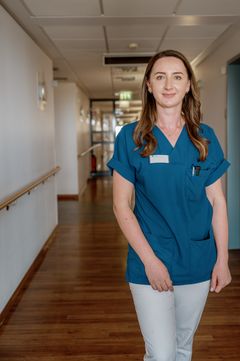 Eine Pflegefachfrau auf einem Krankenhausflur