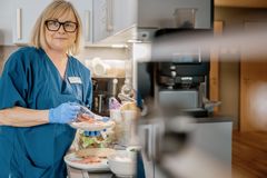 Servicekraft bereitet Frühstück zu