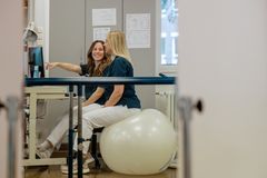 Zwei Physiotherapeutinnen arbeiten