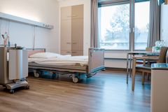 leeres Patientenzimmer mit Bett