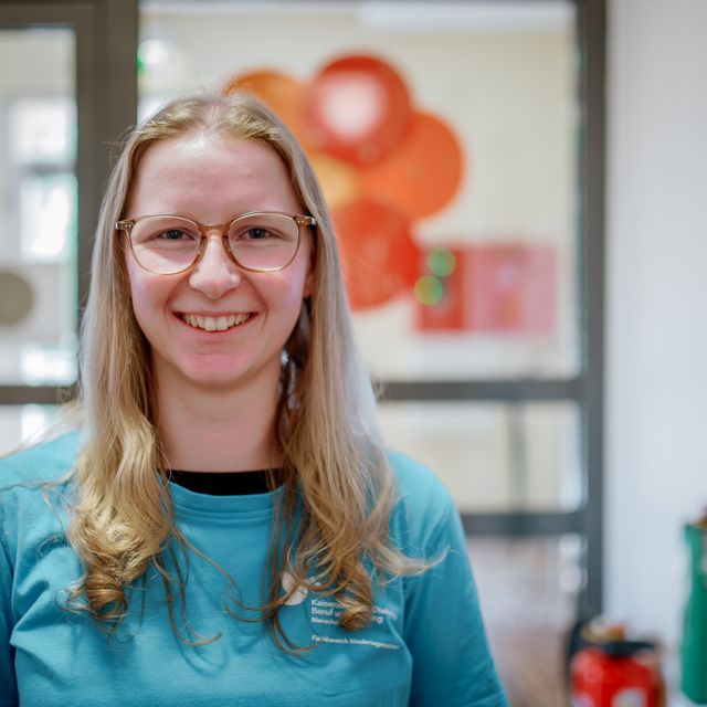 Eine Frau macht eine Ausbildung zur Erzieherin bei der Kaiserswerther Diakonie.