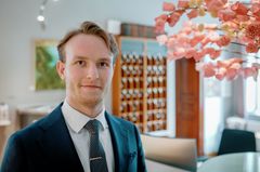 Ein Mann macht seine Ausbildung zum Hotelfachmann im Hotel Mutterhaus.