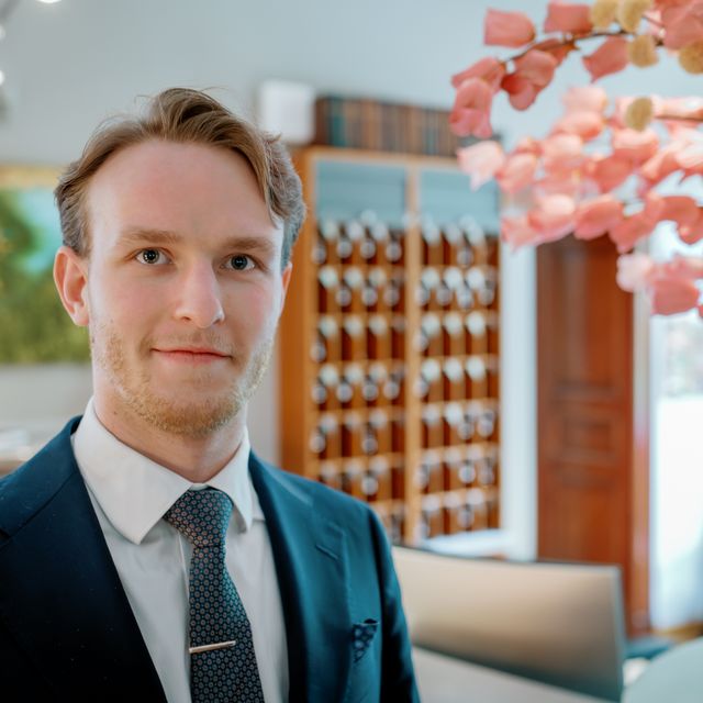 Ein Mann macht seine Ausbildung zum Hotelfachmann im Hotel Mutterhaus.