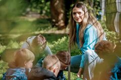 Erzieherin in unserer KiTa spielt draußen mit Kindern