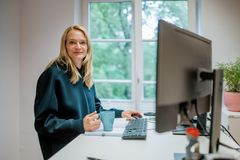 Eine Verwaltungsmitarbeiterin am PC.