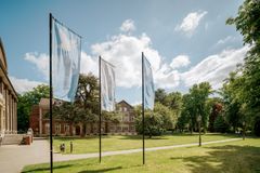 Foto vom grünen Campus der Kaiserswerther Diakonie, einem weiteren Benefit für Mitarbeitende.