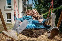 Zwei Mitarbeiterinnen der Kaiserswerther Diakonie auf der Schaukel symbolisieren die Work-Life-Balance Vorteile.