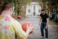 Bewohner beim Ballspielen.