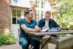 Zwei Kollegen arbeiten zusammen.