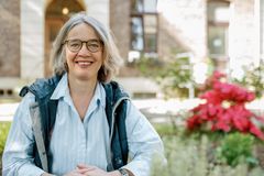 Eine Frau lächelt in die Kamera.