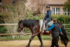 Ein Kind reitet in der Reittherapie.