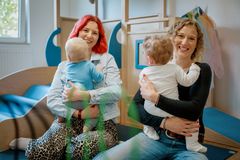 Kolleginnen betreuen Babys in der Mutter-Kind-Einrichtung.