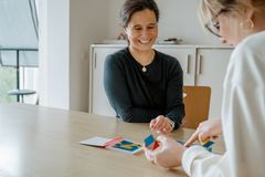 Zwei Frauen bei der Handarbeit.