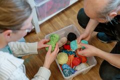 Menschen suchen Wolle aus.