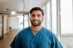 Ein Mann macht seine Ausbildung zur Pflegefachkraft bei der Kaiserswerther Diakonie.