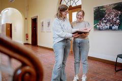 Zwei Mitarbeiterinnen der Kaiserswerther Diakonie schauen sich eine Bewerbung an.