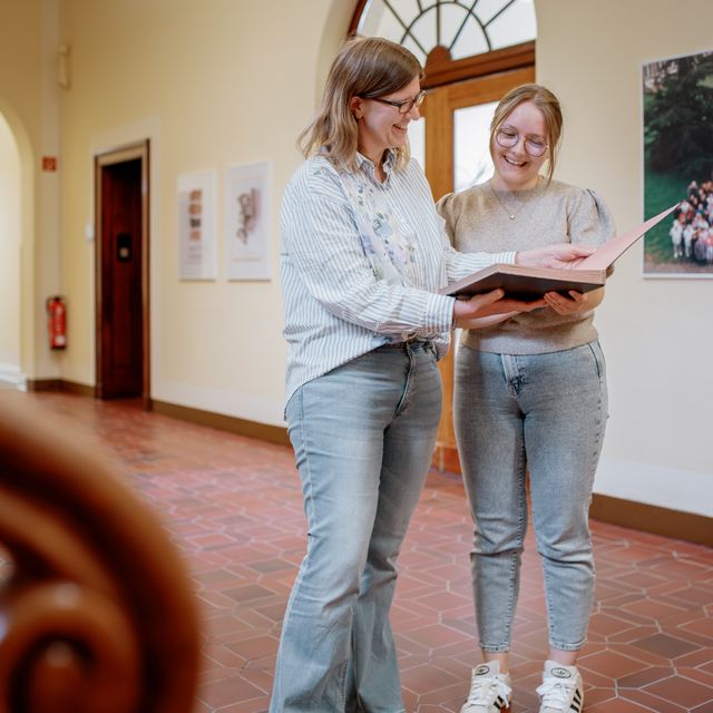 Zwei Mitarbeiterinnen der Kaiserswerther Diakonie schauen sich eine Bewerbung an.