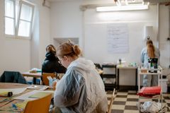 Zwei Studentinnen machen ihren Einstieg in der Kaiserswerther Diakonie mithilfe eines Studiums.