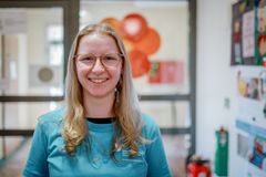 Eine Frau macht ihren Berufseinstieg als Erzieherin in der Kaiserswerther Diakonie.