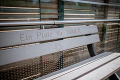 Eine Bank symbolisiert den Berufseinstieg für Menschen mit Berufserfahrung, die einen langfristigen Arbeitsplatz suchen.
