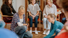 Gruppe unserer Kaiserswerther Seminare, Gruppe aus Kolleginnen, die über ein Thema sprechen