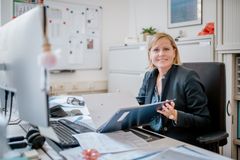 Eine Frau sitzt im Büro.
