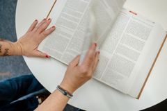 Buch mit rechtlichen Inhalten.