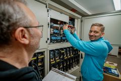 Ein Mann kümmert sich um die technische Anlage.