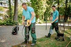 Gärtner bei der Arbeit.