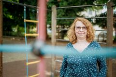 Eine Frau aus den Sozialen Diensten lächelt in die Kamera und symbolisiert den Berufseinstieg in diesem Bereich.