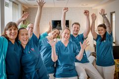 Pflegefachkräfte im Florence-Nightingale-Krankenhaus freuen sich gemeinsam über die Corporate Benefits der Kaiserswerther Diakonie.