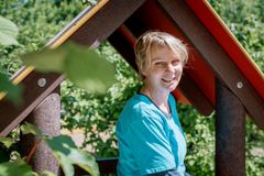 Eine Mitarbeiterin der Kaiserswerther Diakonie genießt die Sonne auf dem Campus.