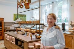 Eine Mitarbeiterin der Kaiserswerther Diakonie arbeitet im Bistro.