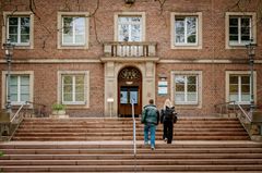 Zwei Studierende gehen die Treppen des zur FFH gehörenden Feierabendhaus III hoch in Richtung Eingang.