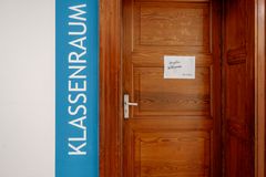 Tür von Klassenraum unserer Pflegeschule in Düsseldorf