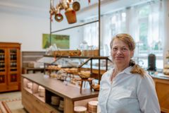 Servicemitarbeiterin im Hotel Mutterhaus vor Buffettausgabe