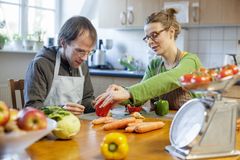 Eine Mitarbeiterin aus den Sozialen Diensten kocht mit einem Klienten.