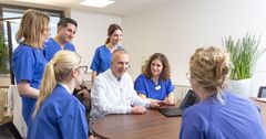 Das Team der Klinik für Gynäkologie hält eine Teambesprechung im Florence-Nightingale-Krankenhaus.