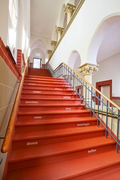Eingangsbereich mit Treppen zum Pflegemuseum der Fliedner Kulturstiftung.