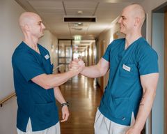 Mitarbeitende geben sich ein High-Five.