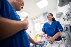 Neue Pflegefachkraft wird eingearbeitet an einer Übungspuppe.