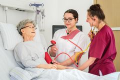 Praxisanleiterin und Auszubildende an der Übungspuppe