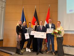 Team Kliniken Beelitz posiert mit Ausbildungspreis