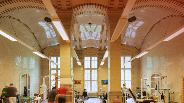 Therapieraum der Kliniken Beelitz mit historischen Backsteinwänden und hohen Gewölbedecken.