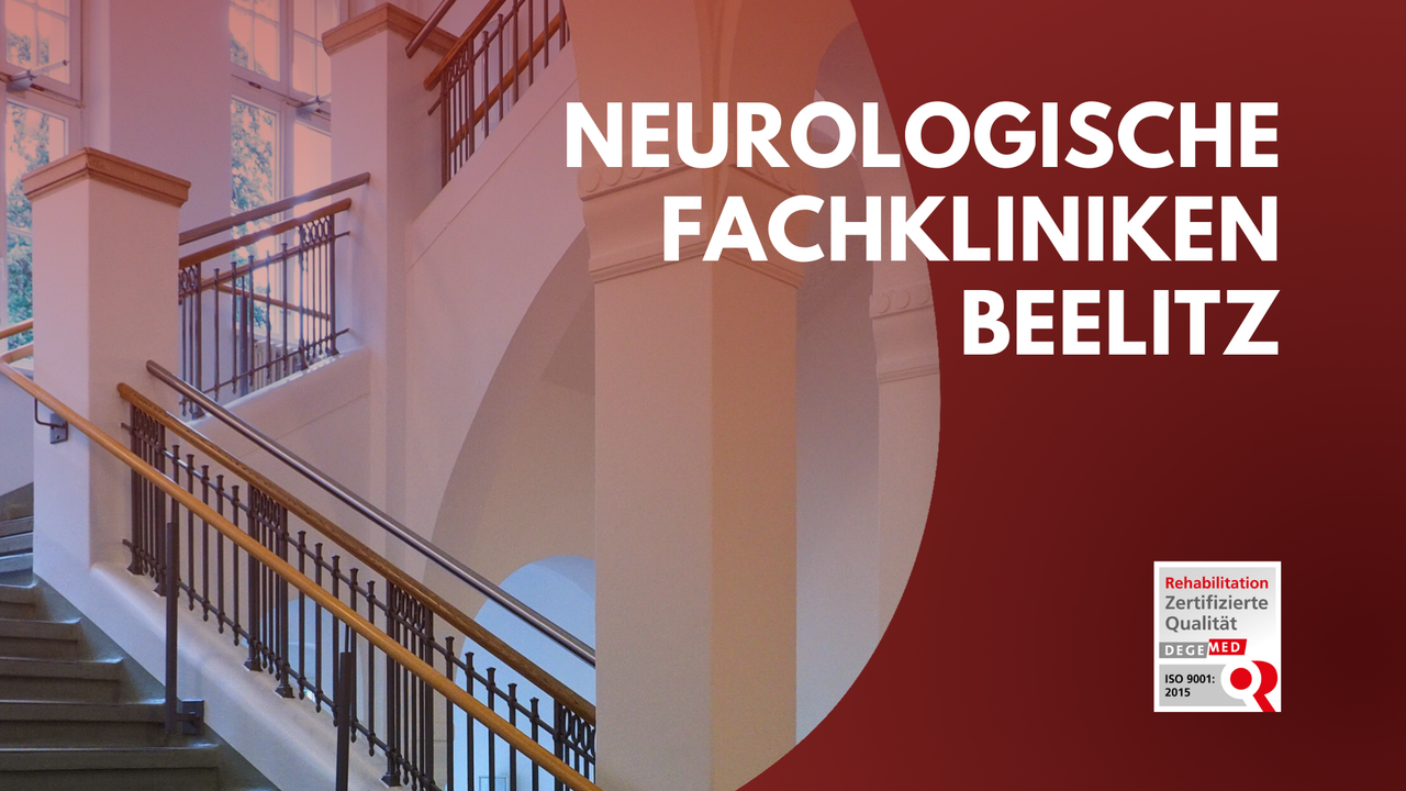 „Treppenaufgang im historischen Klinikgebäude mit Aufschrift ‚Neurologische Fachkliniken Beelitz‘ und DEKRA-Zertifizierungssiegel für Rehabilitationsqualität.